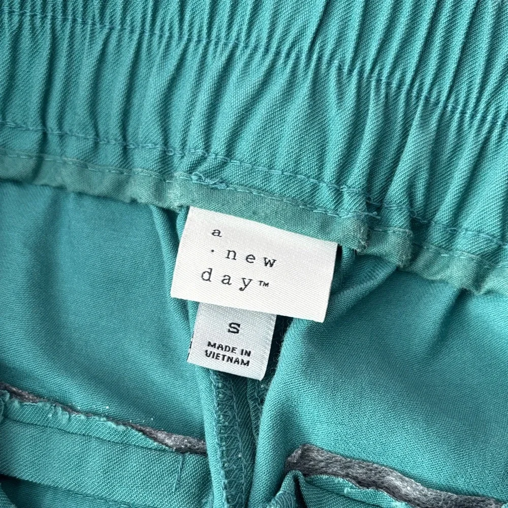 Women’s Green Cargo Jogger Pants - Picture 5 of 5